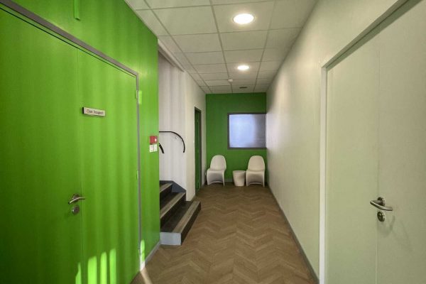 Aménagement et colorimétrie espace accueil entreprise schneider electrique